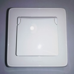 Socket 2P+E with lid - White - Cariva